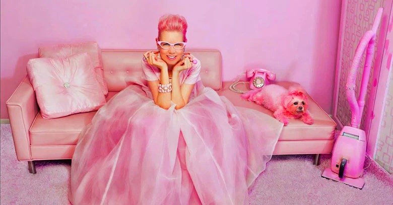 Sıra dışı evliliklere yenisi eklendi! 58 yaşında pembe rengiyle evlendi